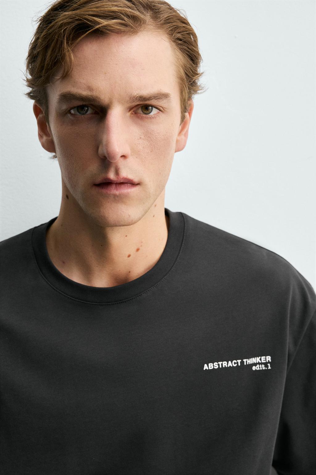 ФУТБОЛКА СВОБОДНОГО КРОЯ С КОНТРАСТНЫМ ТЕКСТОМ