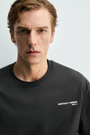 Футболка свободного кроя с контрастным текстом- Заказать в России