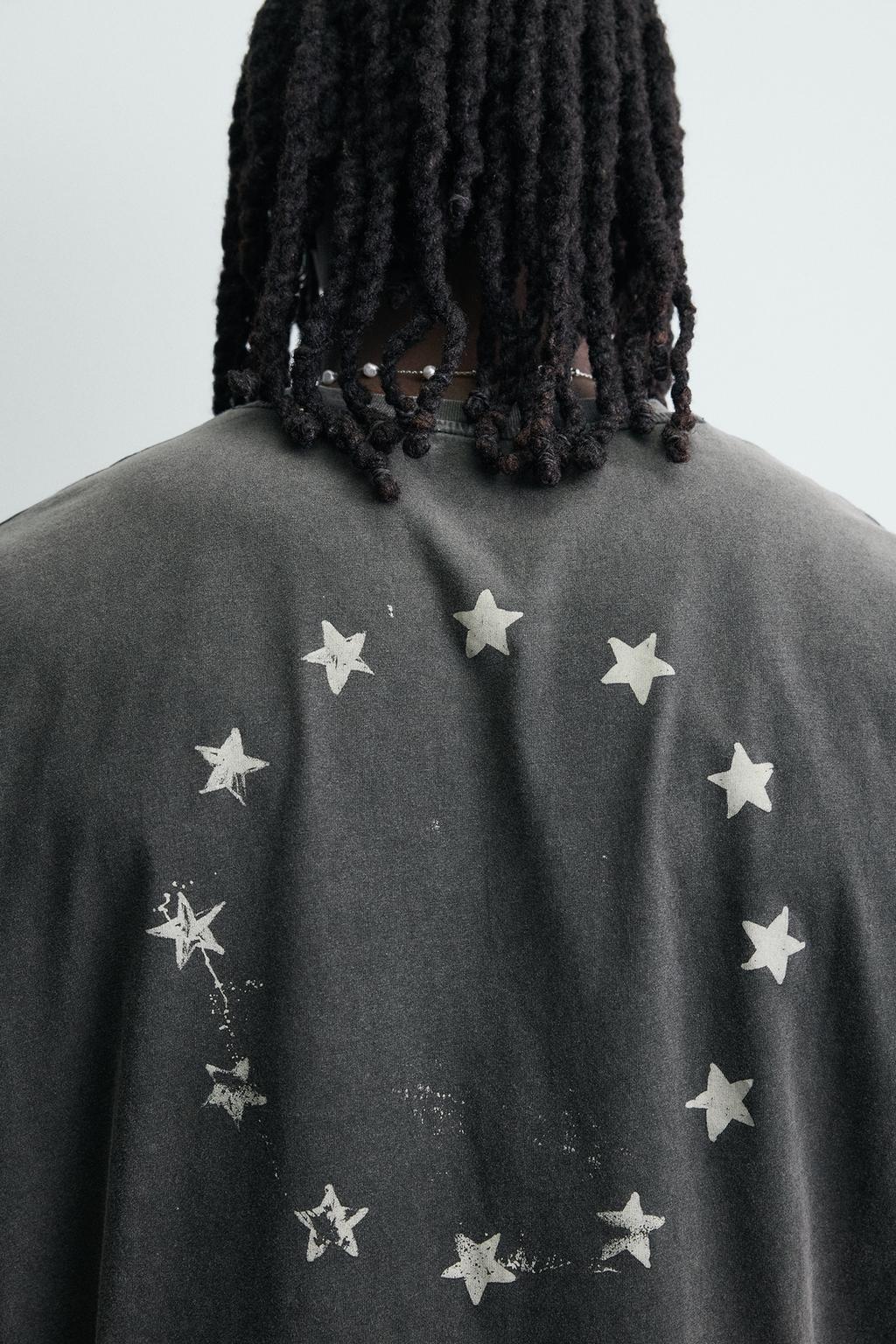 ФУТБОЛКА С ПРИНТАМИ И ЭФФЕКТОМ ПОТЕРТОСТИ