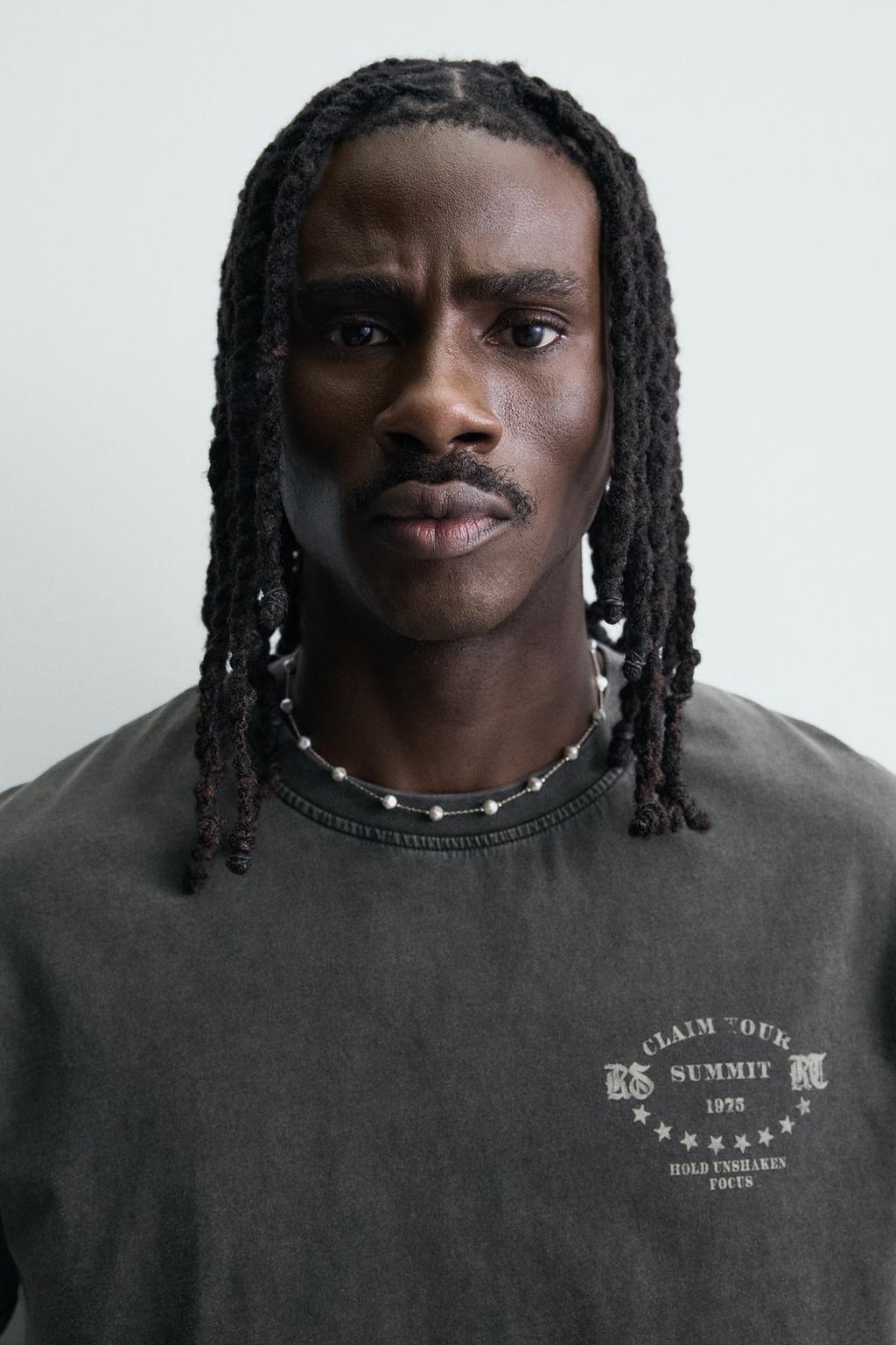 ФУТБОЛКА С ПРИНТАМИ И ЭФФЕКТОМ ПОТЕРТОСТИ