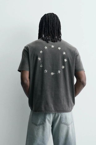 Футболка с принтами и эффектом потертости- Заказать в России