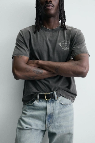 Футболка с принтами и эффектом потертости- Заказать в России