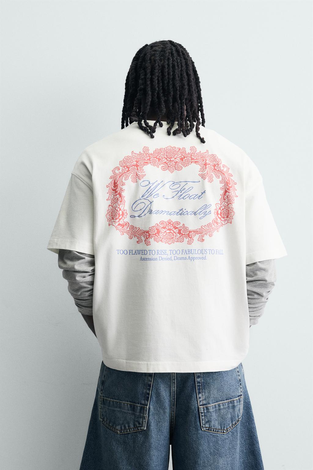 ФУТБОЛКА С КОНТРАСТНЫМИ ПРИНТАМИ И ВЫШИВКОЙ