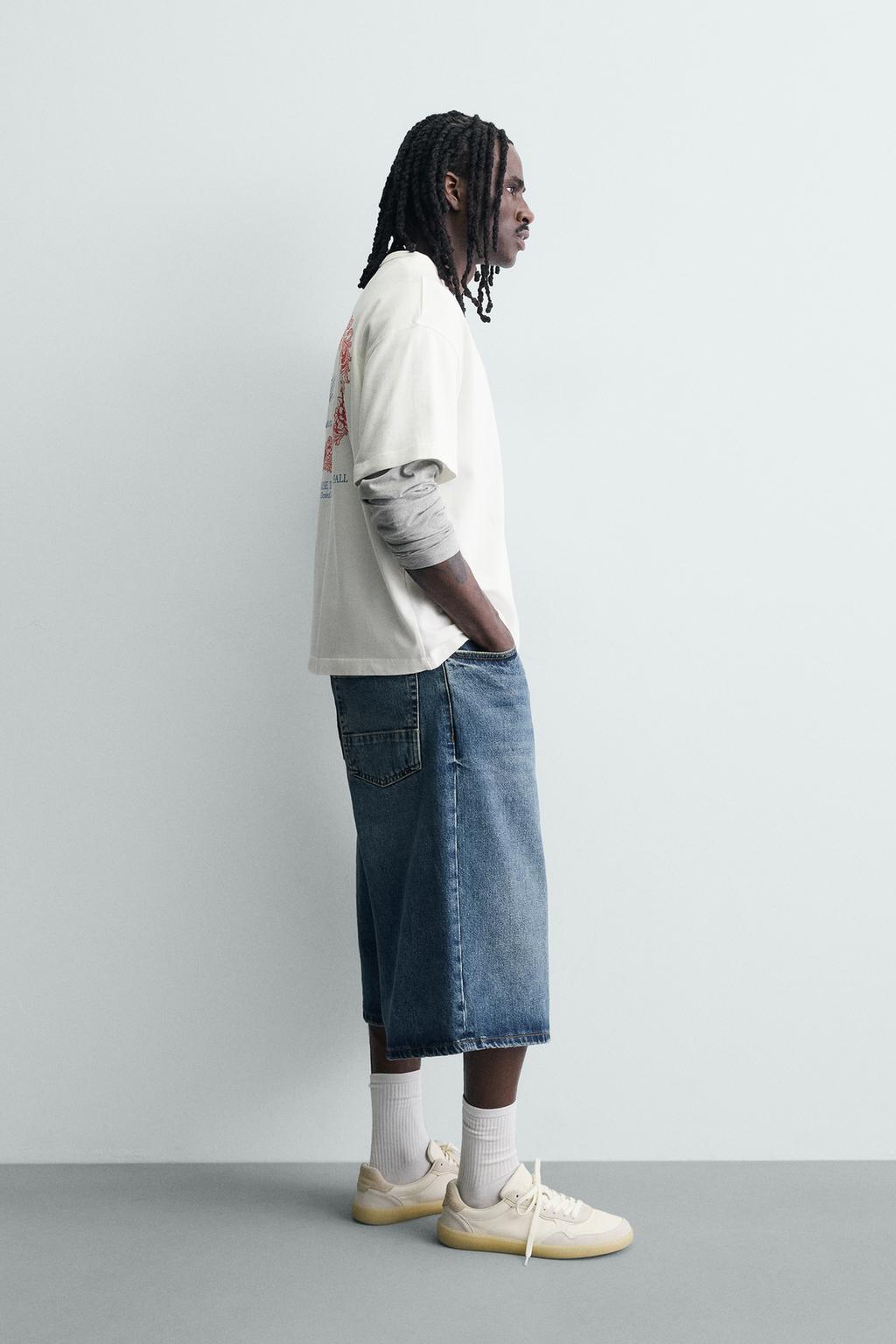 ФУТБОЛКА С КОНТРАСТНЫМИ ПРИНТАМИ И ВЫШИВКОЙ