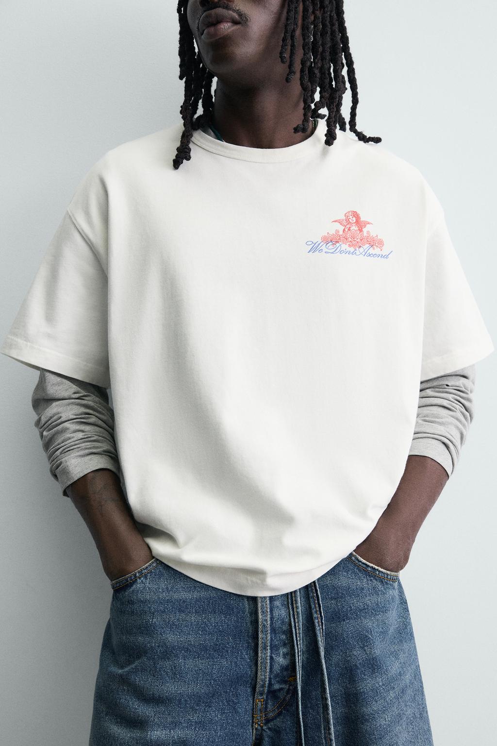 ФУТБОЛКА С КОНТРАСТНЫМИ ПРИНТАМИ И ВЫШИВКОЙ