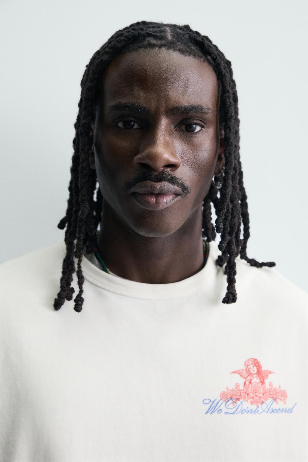 ФУТБОЛКА С КОНТРАСТНЫМИ ПРИНТАМИ И ВЫШИВКОЙ