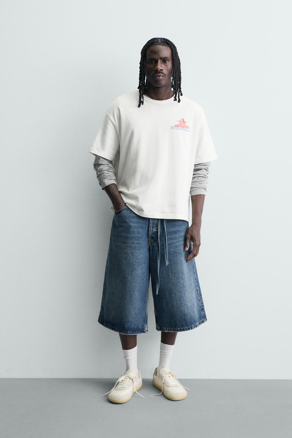 ФУТБОЛКА С КОНТРАСТНЫМИ ПРИНТАМИ И ВЫШИВКОЙ