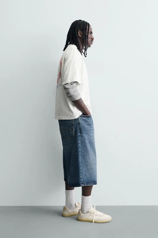 Футболка с контрастными принтами и вышивкой- Заказать в России