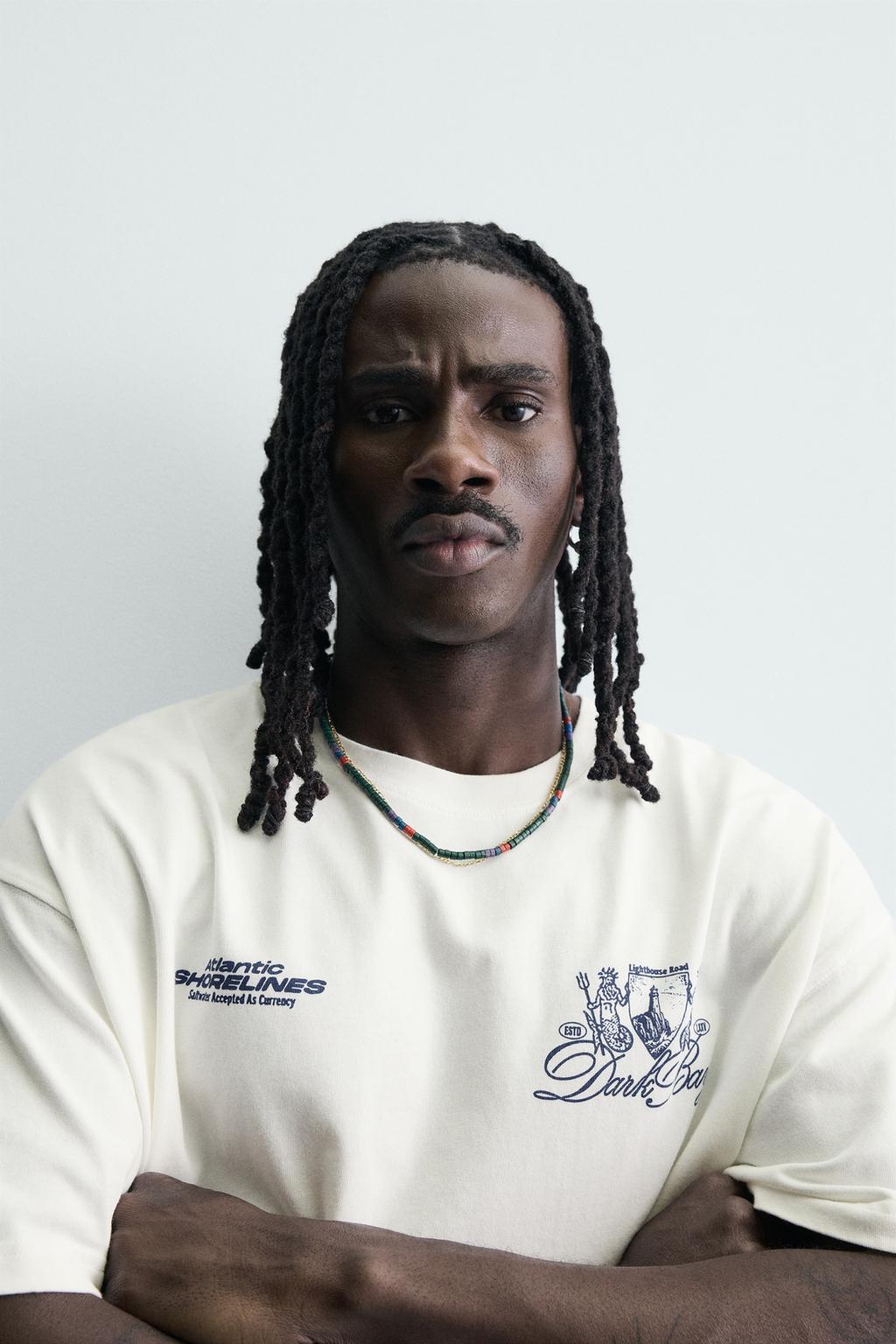 ФУТБОЛКА С КОНТРАСТНЫМ ПРИНТОМ