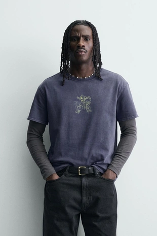 Футболка с принтами и эффектом потертости- Заказать в России