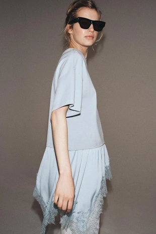 Комбинированная футболка с кружевом- Заказать в России