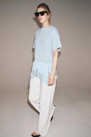 Комбинированная футболка с кружевом- Заказать в России