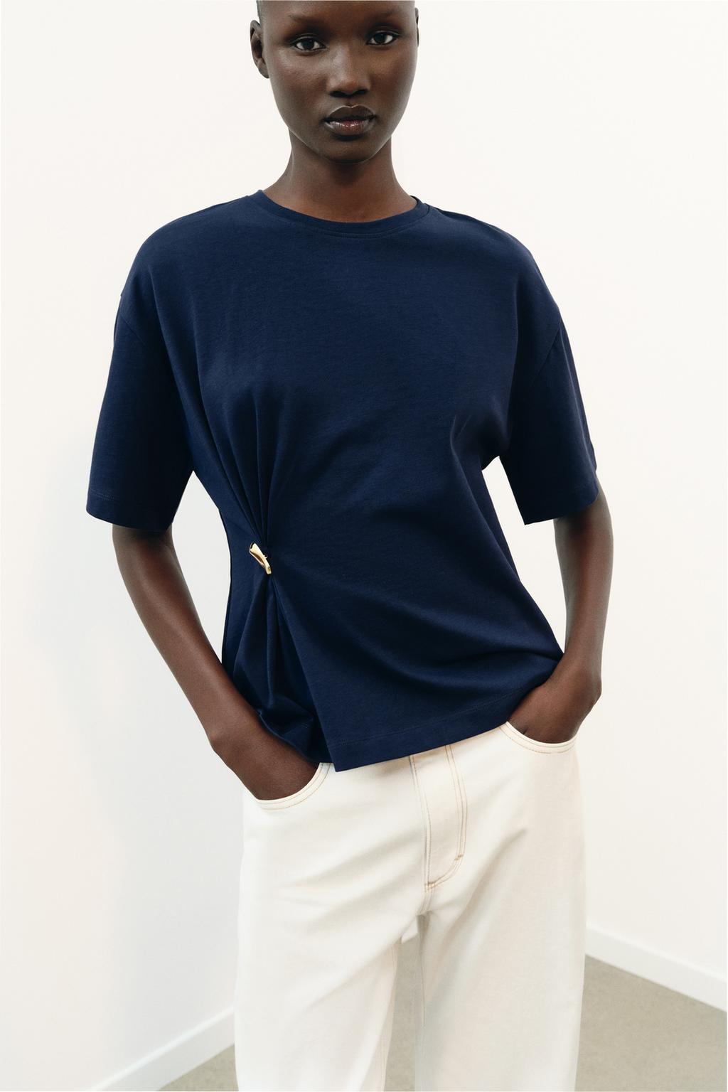 ФУТБОЛКА ИЗ ПЛОТНОГО ХЛОПКА С АППЛИКАЦИЕЙ