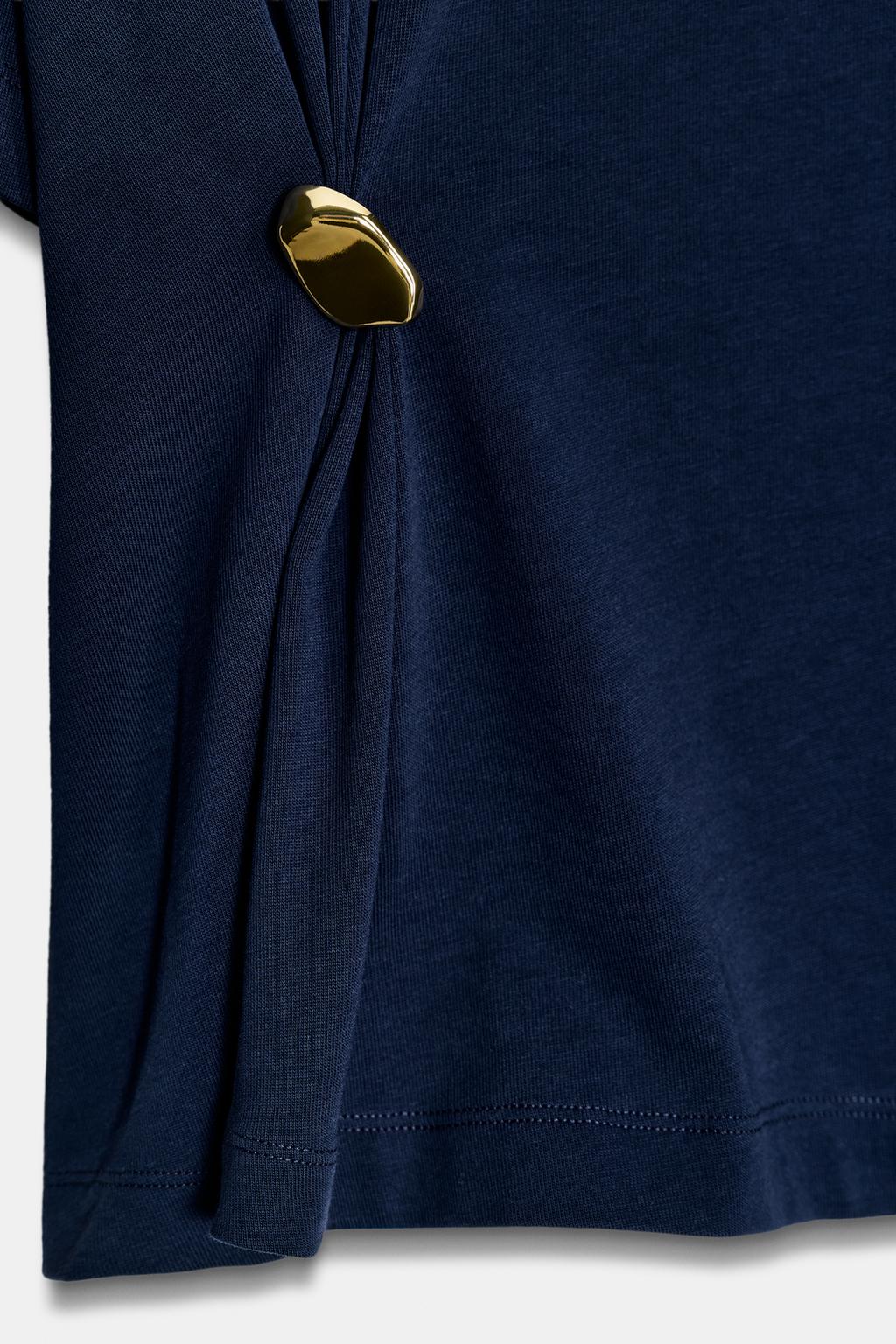 ФУТБОЛКА ИЗ ПЛОТНОГО ХЛОПКА С АППЛИКАЦИЕЙ