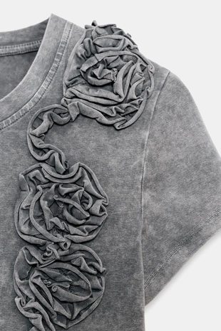 Футболка с цветочным рельефом и эффектом потертости- Заказать в России