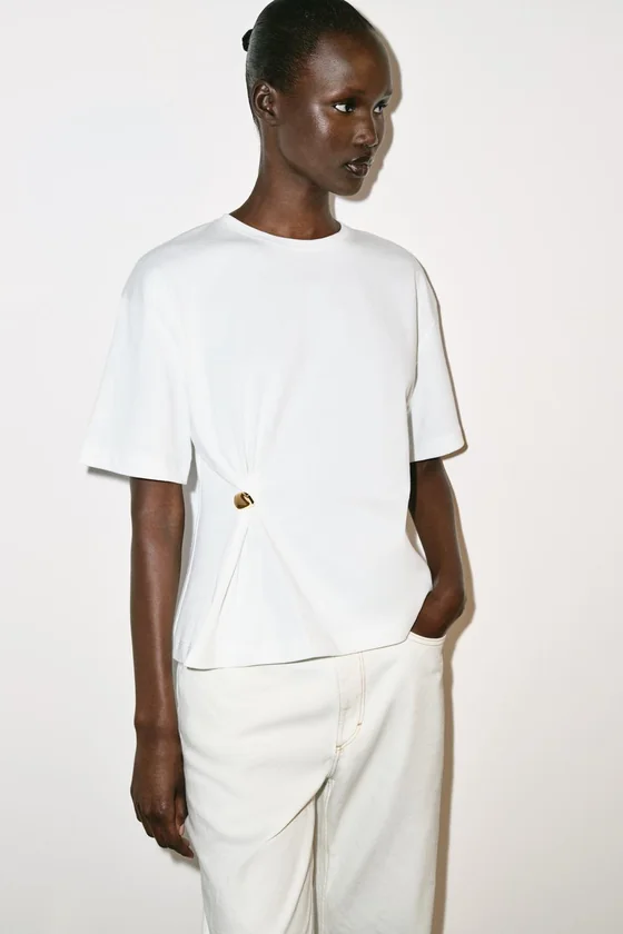 ФУТБОЛКА ИЗ ПЛОТНОГО ХЛОПКА С АППЛИКАЦИЕЙ
