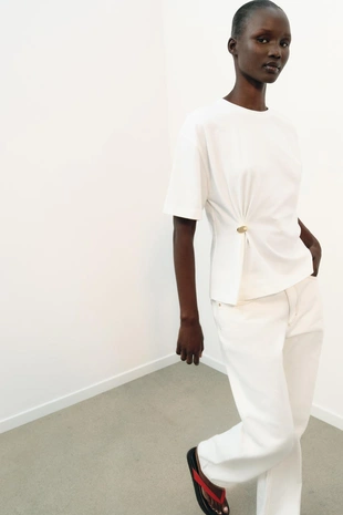 Футболка из плотного хлопка с аппликацией