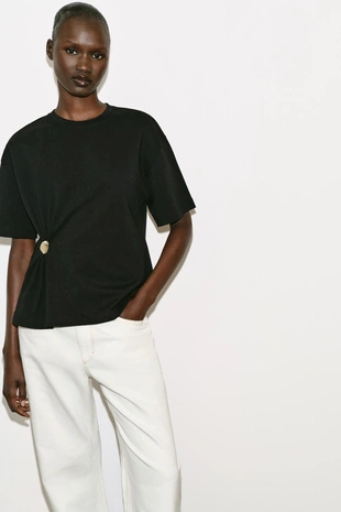 Футболка из плотного хлопка с аппликацией