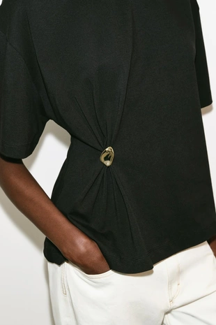 Футболка из плотного хлопка с аппликацией