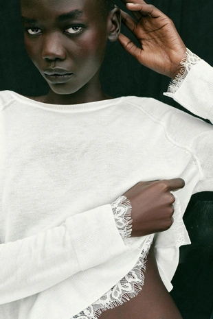 Свитер с кружевом