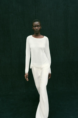 Свитер с кружевом