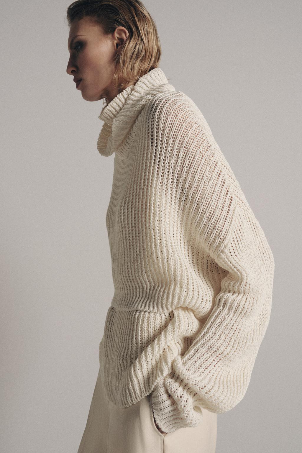 УКОРОЧЕННЫЙ СВИТЕР С ВОРОТНИКОМ-СТОЙКОЙ