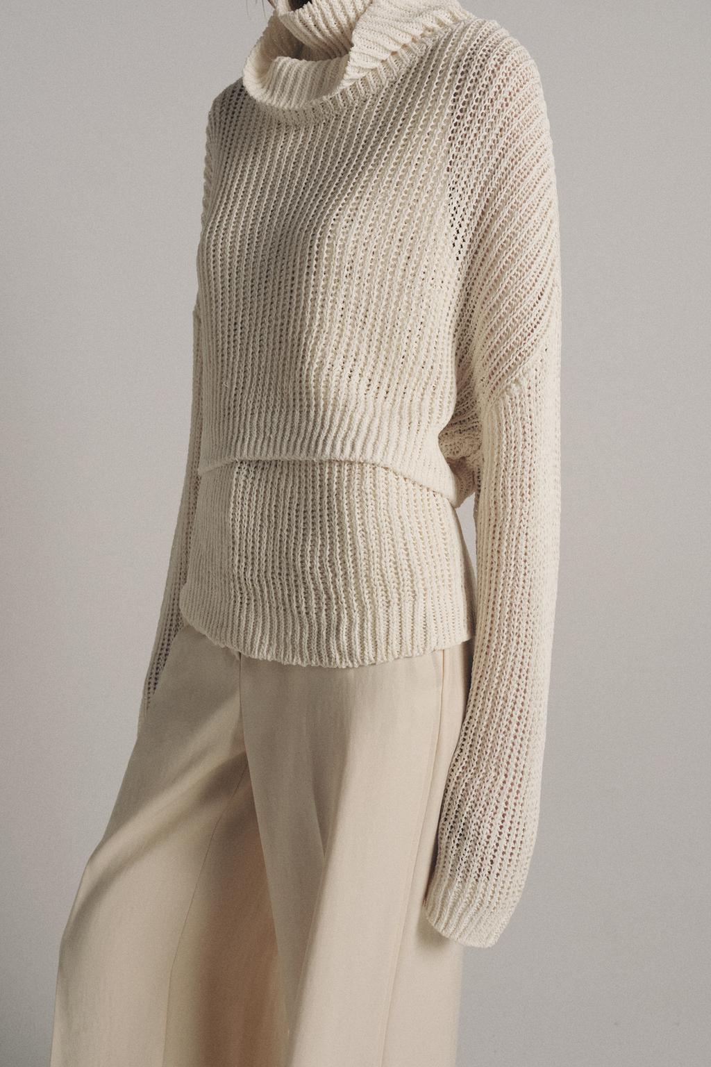 УКОРОЧЕННЫЙ СВИТЕР С ВОРОТНИКОМ-СТОЙКОЙ