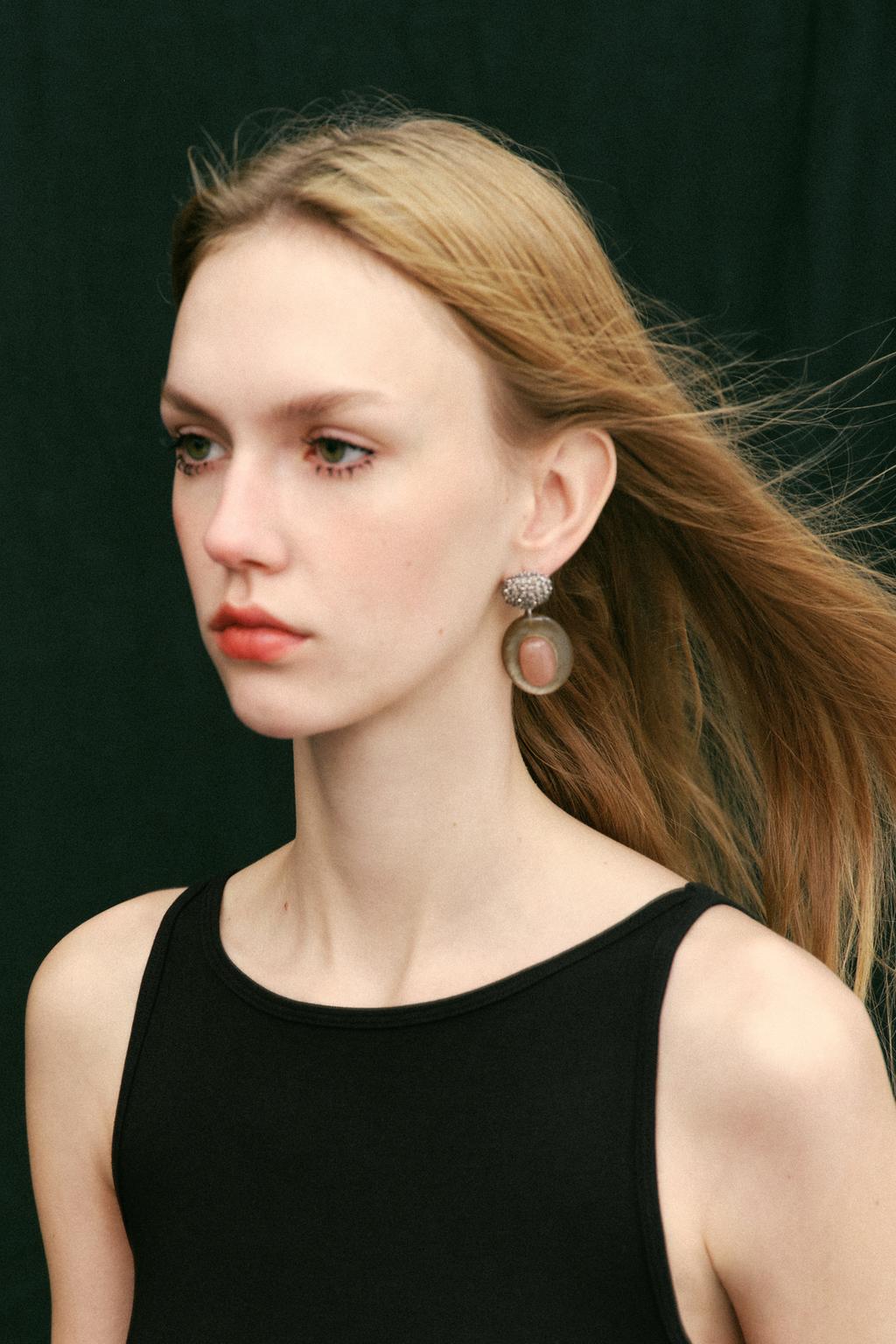 Серьги с блестящим камнем