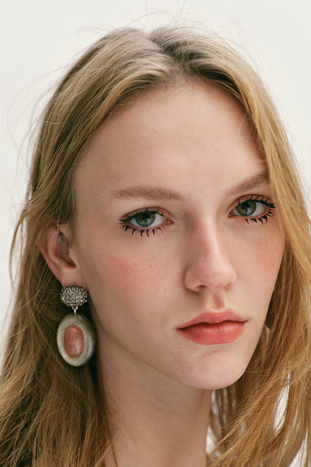 Серьги с блестящим камнем