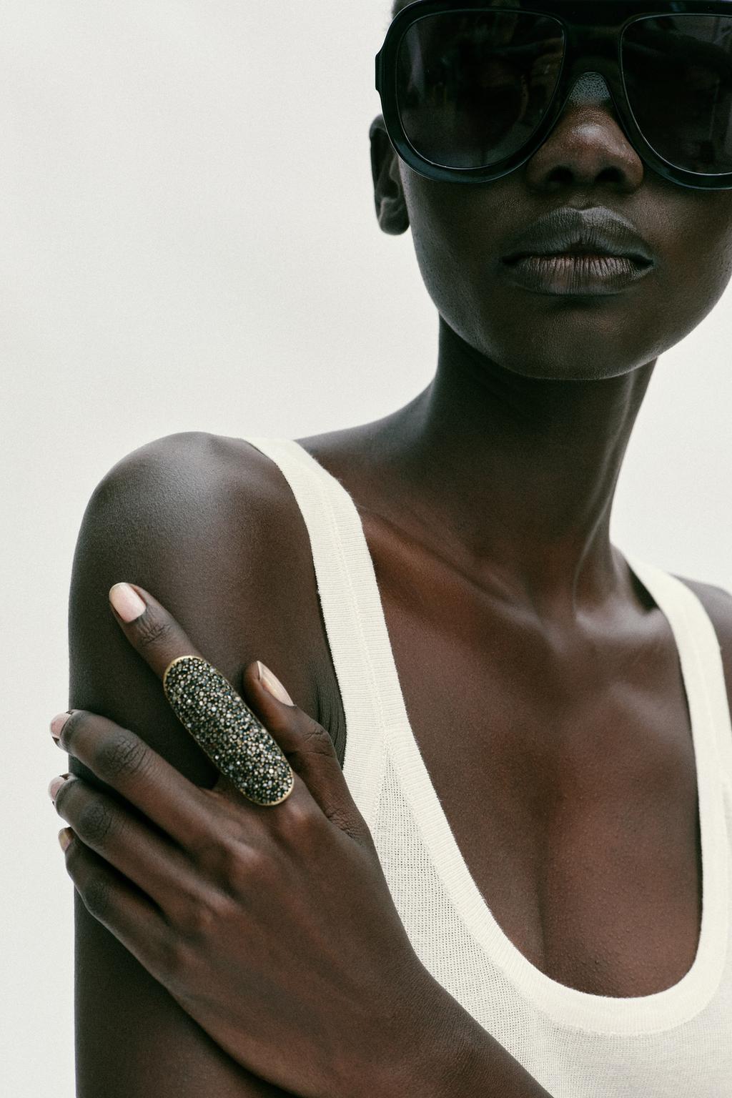 КОЛЬЦО-ЧЕЛНОК СО СТРАЗАМИ