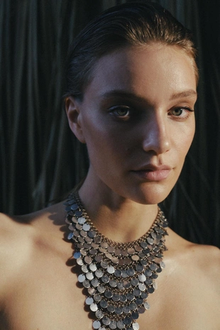 Колье-нагрудник с металлическими пластинами- Заказать в России