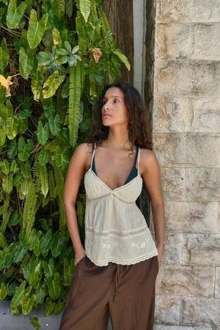 Топ из газа с вышивкой