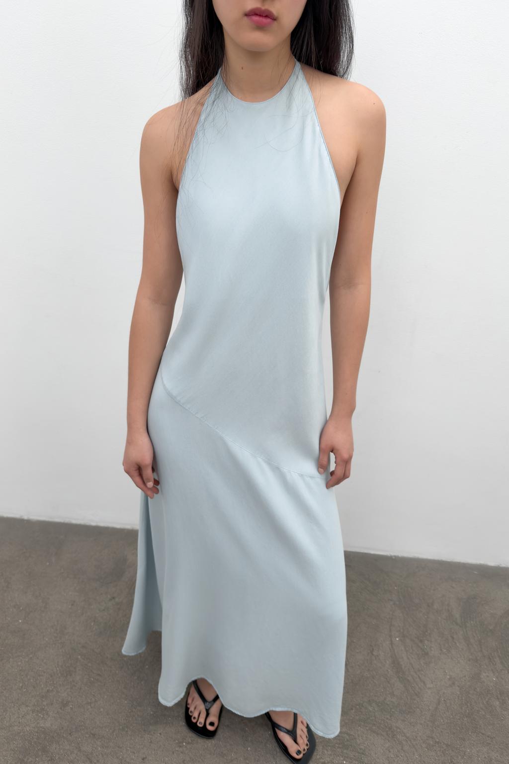 СВОБОДНОЕ ПЛАТЬЕ С ГОРЛОВИНОЙ ХАЛТЕР