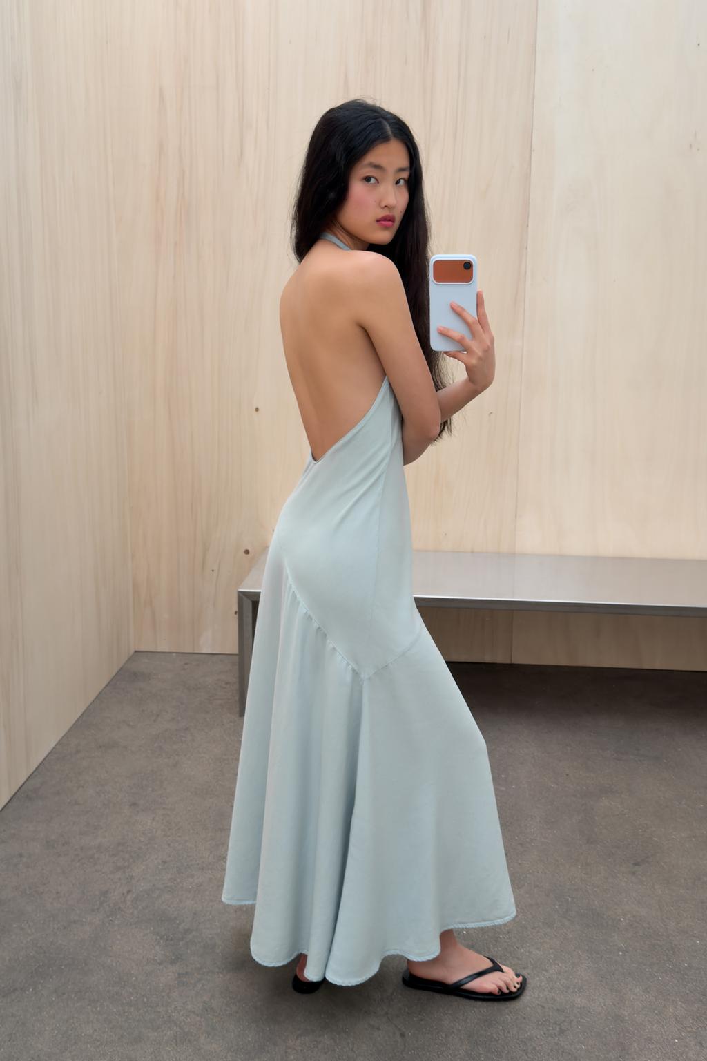 СВОБОДНОЕ ПЛАТЬЕ С ГОРЛОВИНОЙ ХАЛТЕР