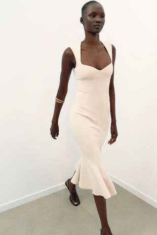 Платье с вырезом сердечком