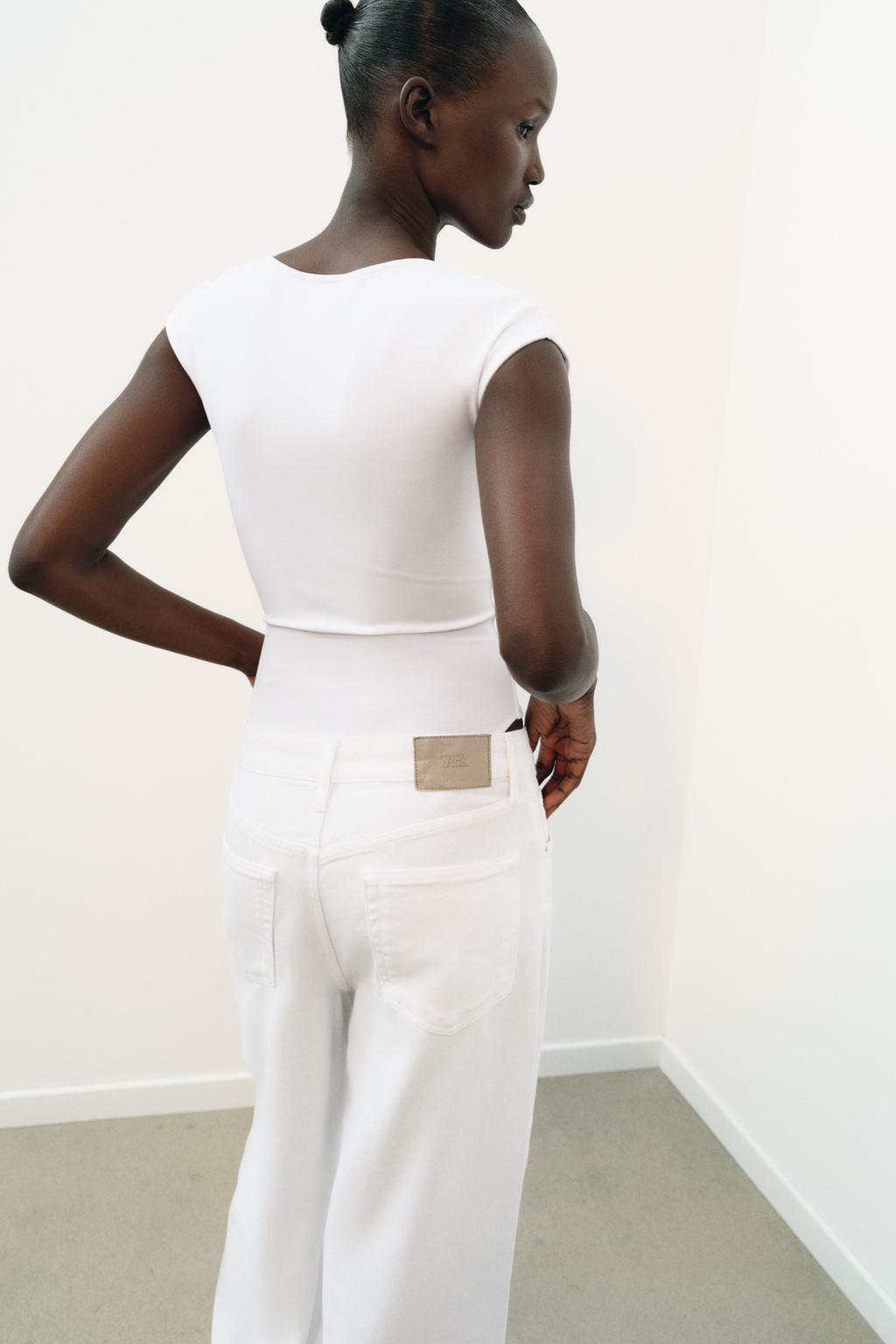 БОДИ С КРУГЛЫМ ВЫРЕЗОМ