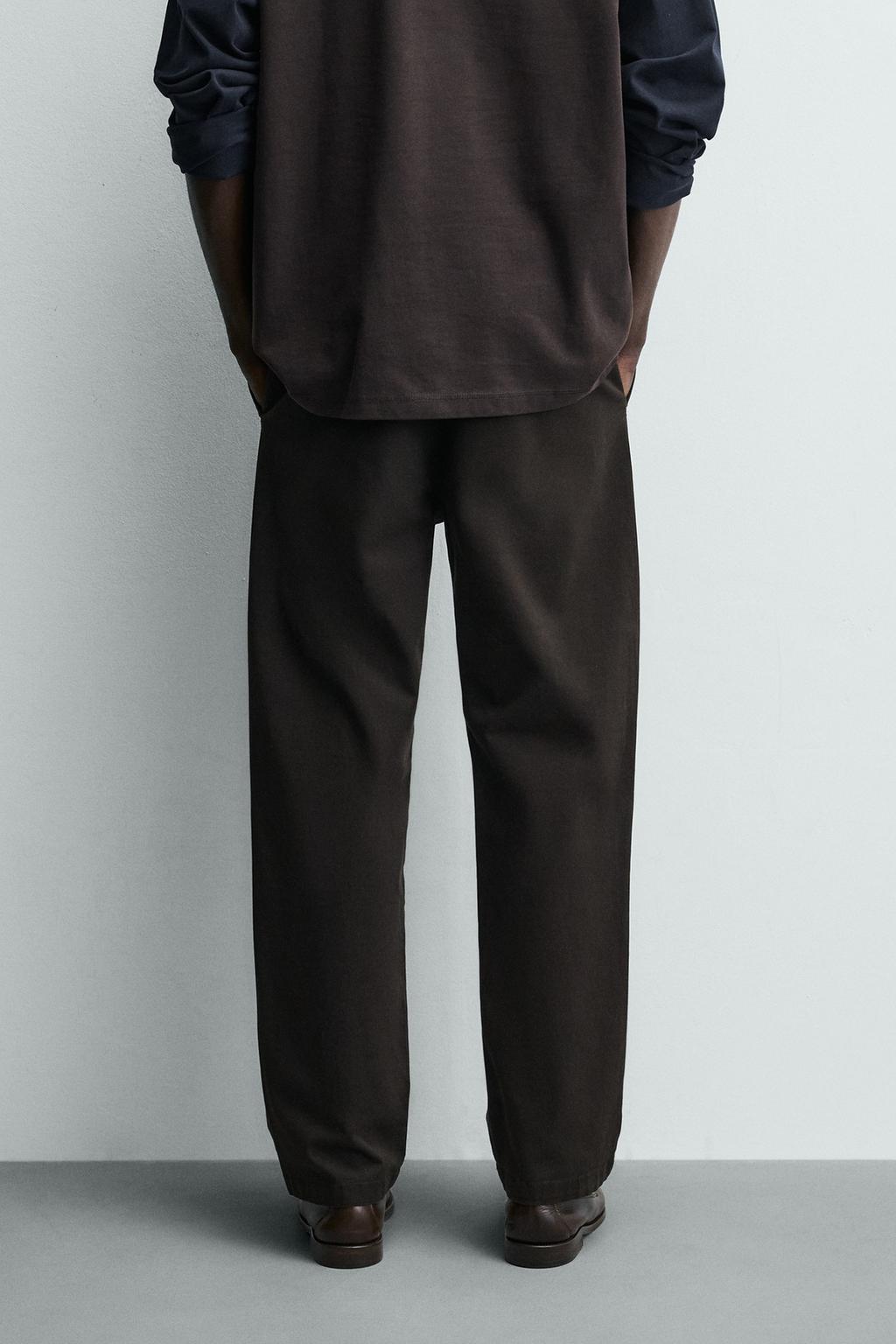 Широкие брюки со свободным кроем и складками