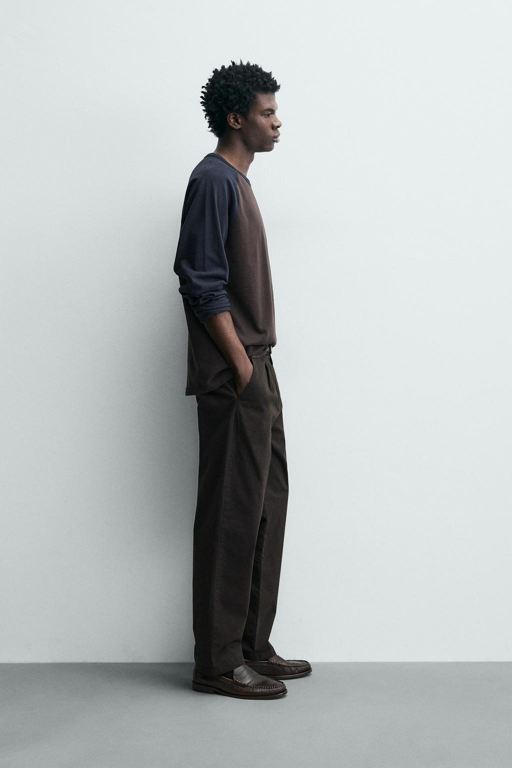 Широкие брюки со свободным кроем и складками