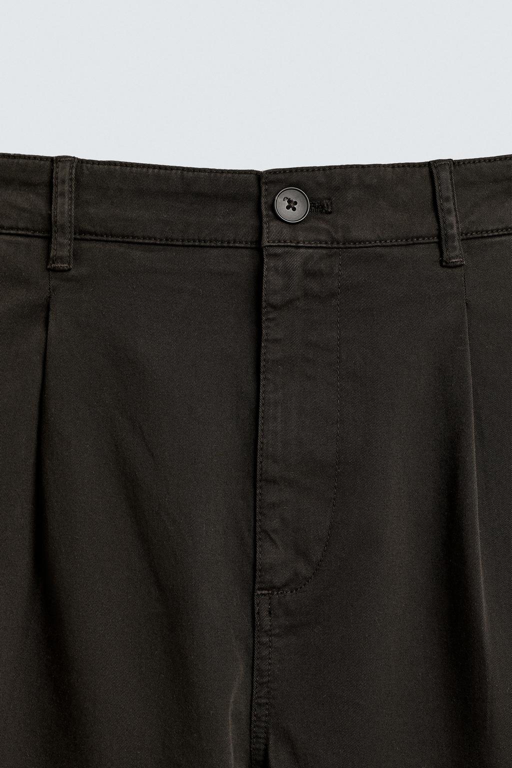 Широкие брюки со свободным кроем и складками