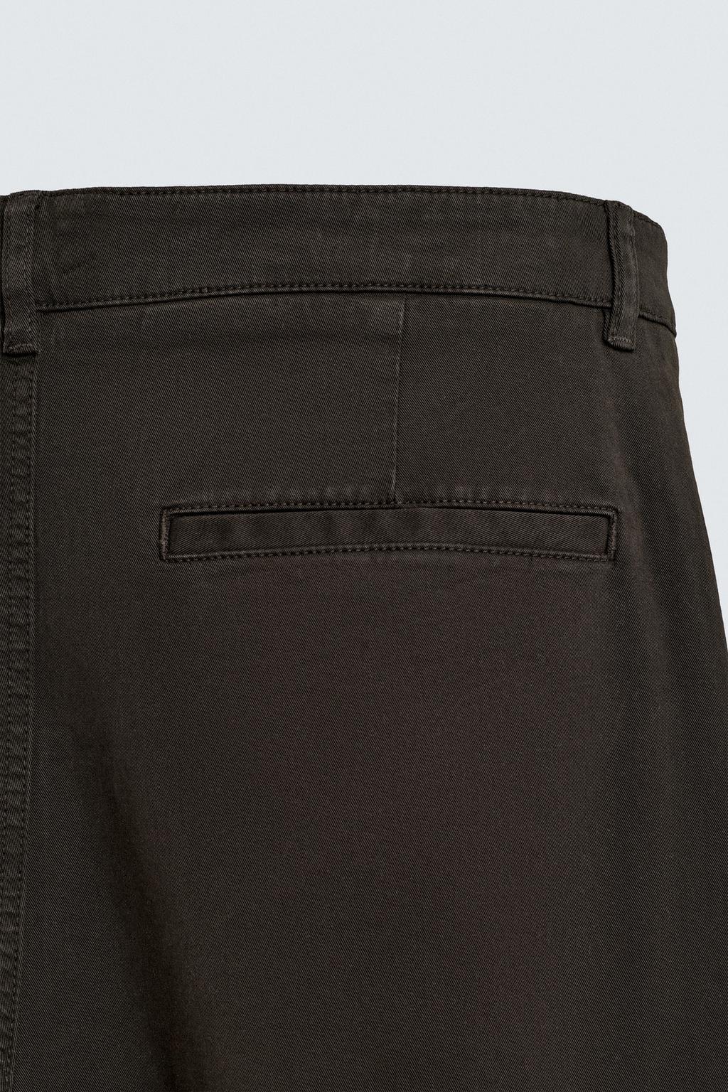 Широкие брюки со свободным кроем и складками