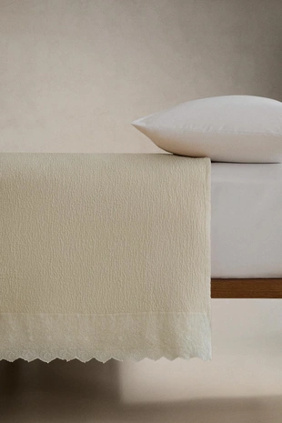 Покрывало из структурного хлопка с оборкой и вышивкой- Заказать в России