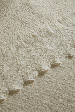 Покрывало из структурного хлопка с оборкой и вышивкой- Заказать в России