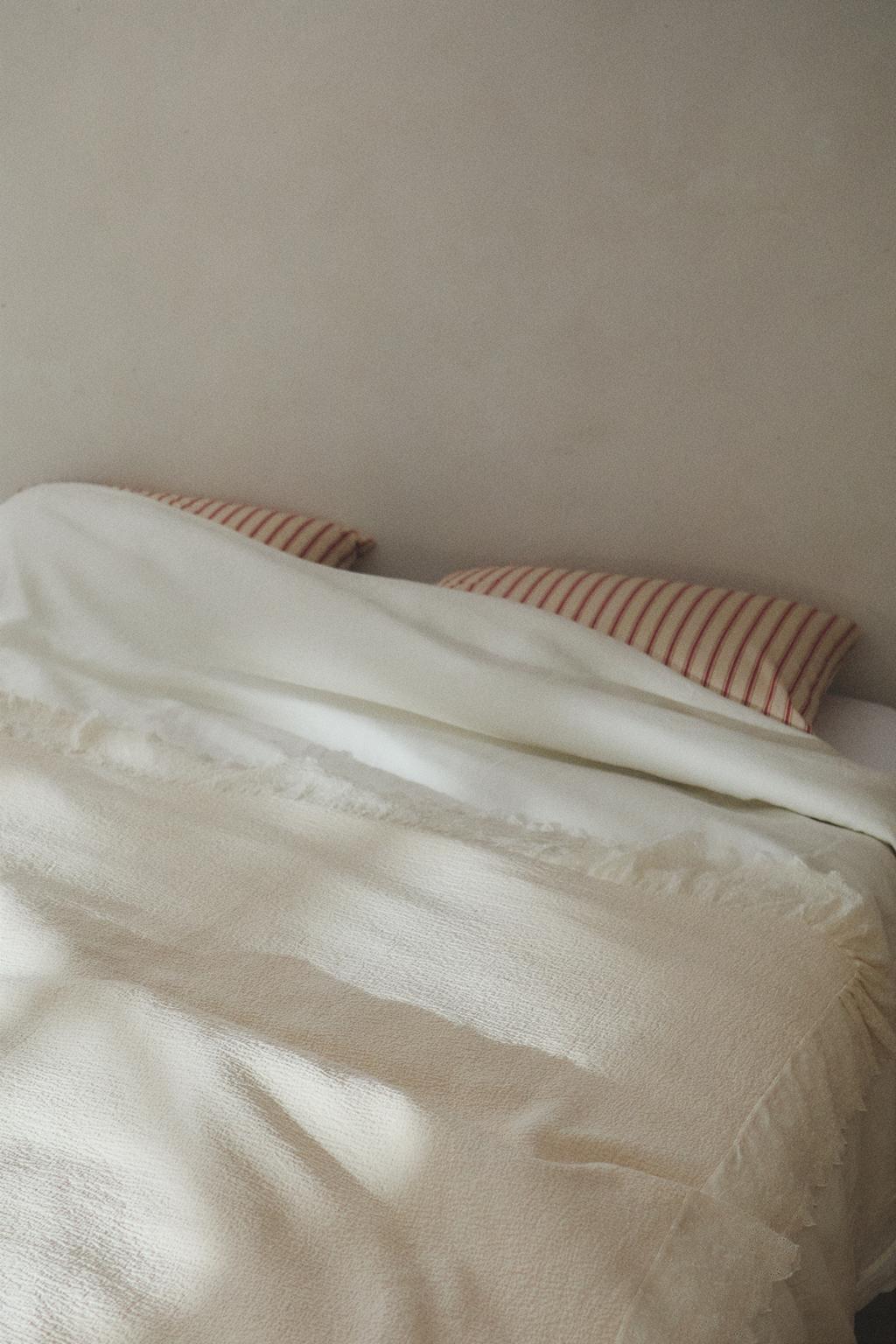 Покрывало из структурного хлопка с оборкой и вышивкой