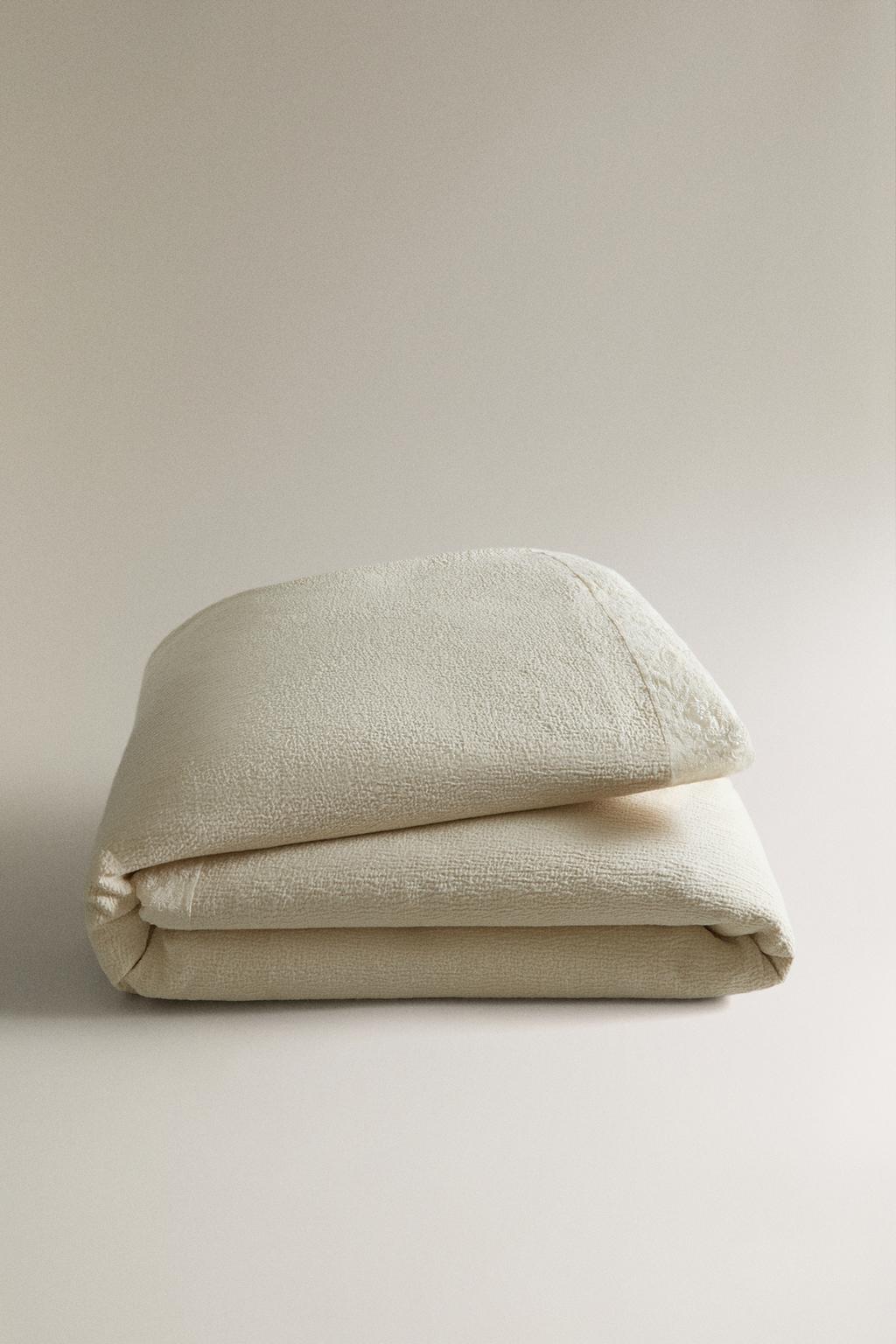 Покрывало из структурного хлопка с оборкой и вышивкой