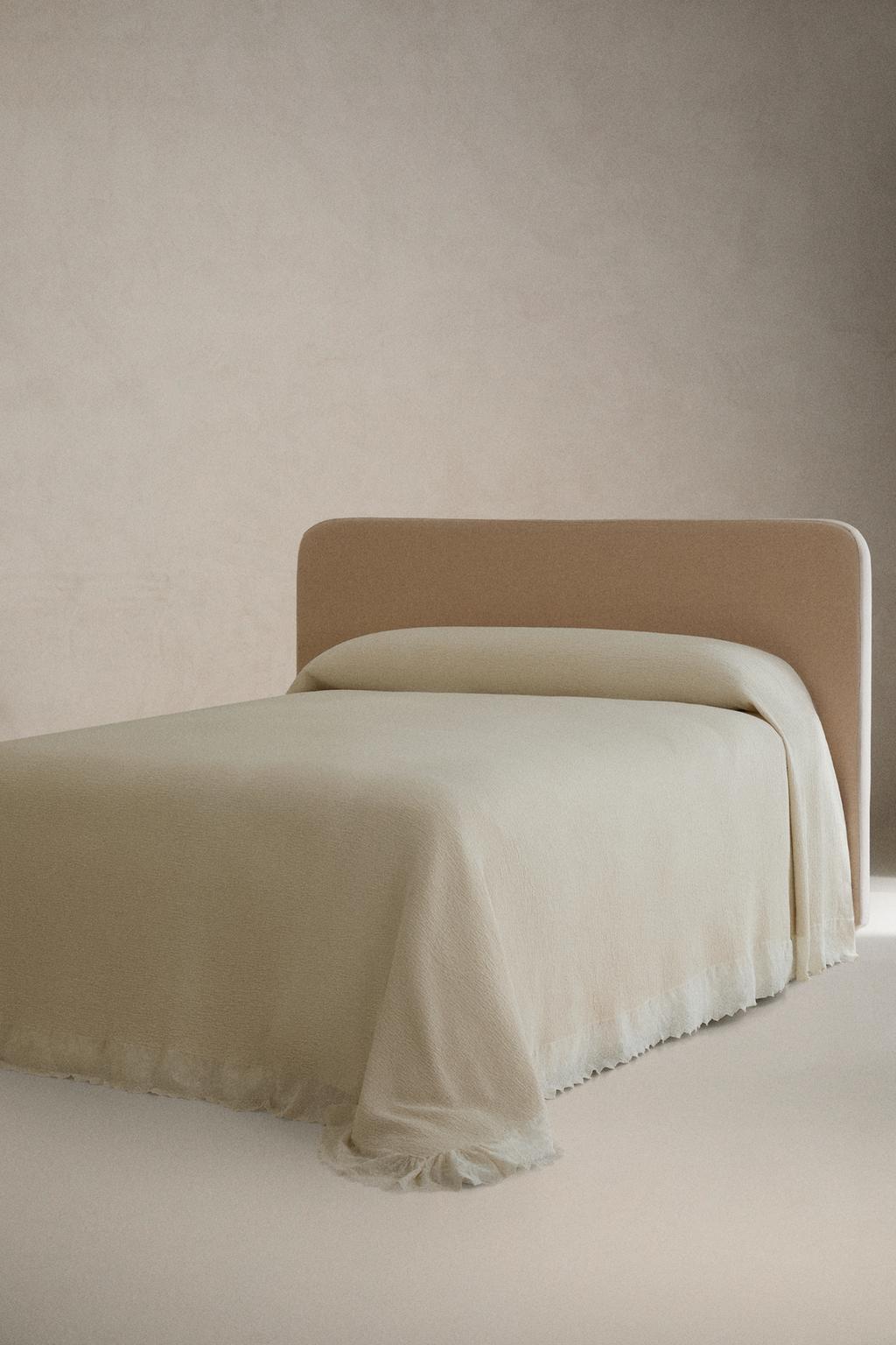 Покрывало из структурного хлопка с оборкой и вышивкой