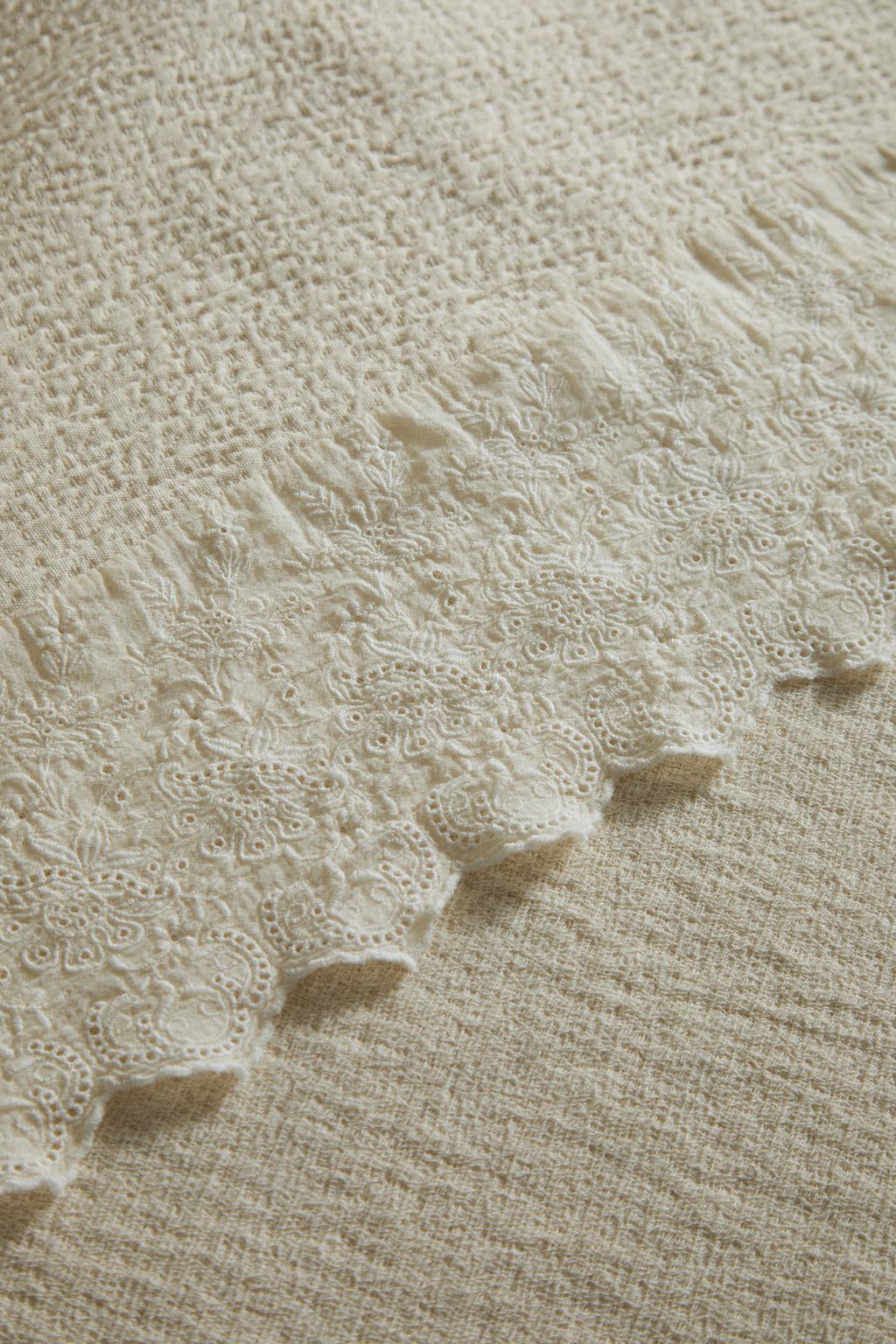 Покрывало из структурного хлопка с оборкой и вышивкой