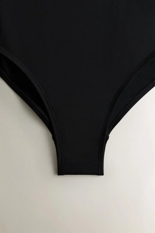 Пляжный купальник с контрастной полоской