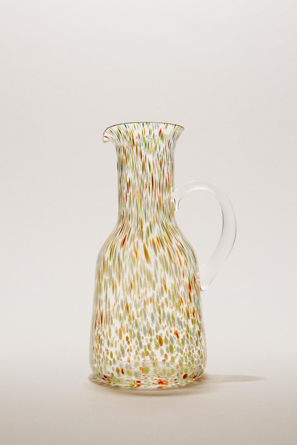 Многоцветный стеклянный кувшин
