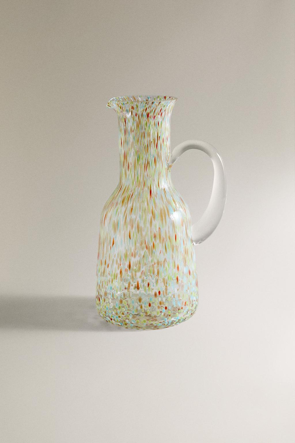 Многоцветный стеклянный кувшин