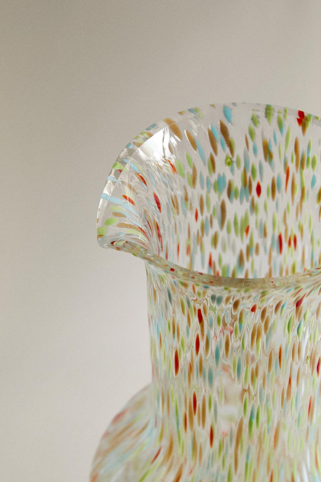 Многоцветный стеклянный кувшин